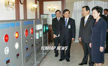 LED 조명제품 살펴보는 한명숙 총리