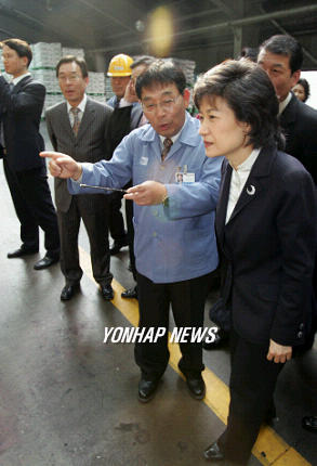 공장 둘러보는 박 전대표