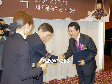 장보고 대상 받는 완도군수