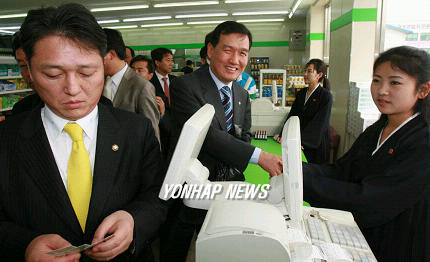 개성공단 마트에서 물건 사는 열린우리당 의원