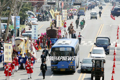 '차량들과 뒤섞여 위험한 행렬'