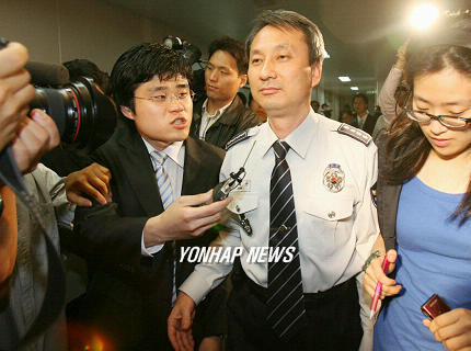 기자들에 둘러싸인 남대문경찰서장