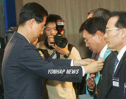 한덕수 총리, 신석신 동희산업 부회장에 은탑산업훈장