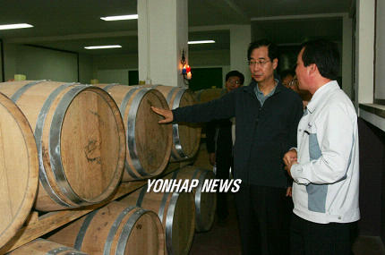한덕수 총리, 국산 와인 제조업체 방문