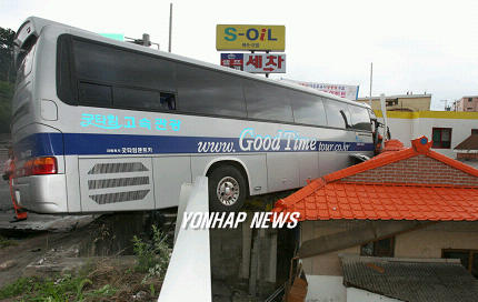 지붕위로 올라간 버스