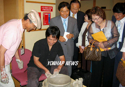 와, 청자는 이렇게 빚는구나
