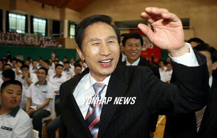 고등학교로 강연 나간 이명박