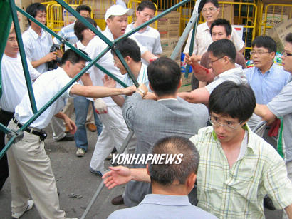 밀고 당기는 롯데 직원-재래상인