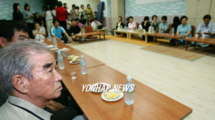 뉴스 시청하는 피랍가족