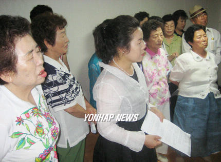 경청 중인 오월어머니회