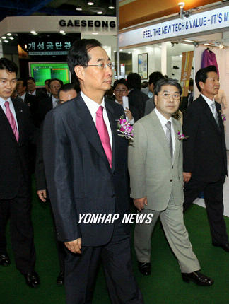 섬유교역전 돌아보는 한덕수 총리