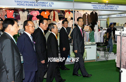 섬유교역전 돌아보는 한덕수 총리