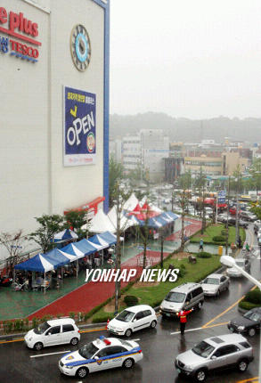 전주 삼성홈플러스 개장..교통대란 현실