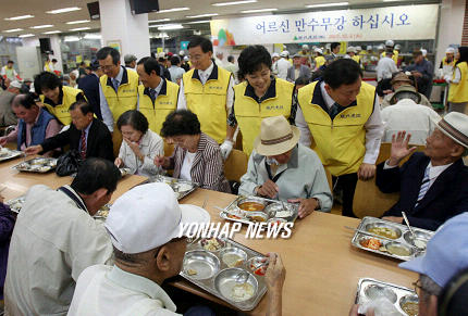 현대건설, 어르신 만수무강 하십시오!