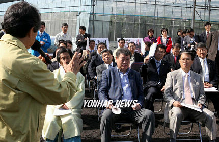 제주 감귤농장 찾은 농림위 의원들