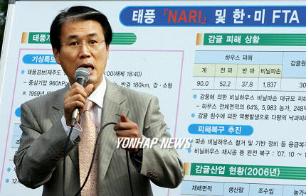 제주 감귤농장 찾은 권오을 위원장