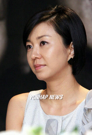 취재진의 질문을 듣는 탤런트 조미령
