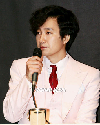 독특한 헤어스타일의 모던보이 박해일