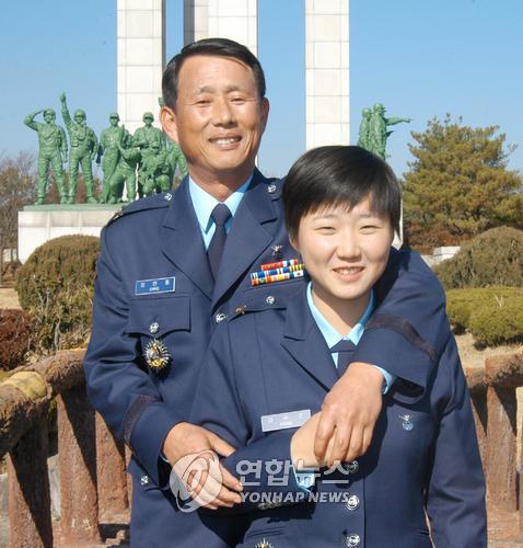 <공군 부사관 후보생 임관..화제만발>