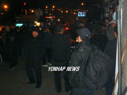 성남 인력시장에 모인 일용직 근로자들