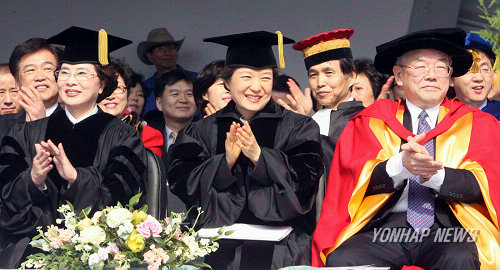 환하게 웃는 박근혜 전 대표
