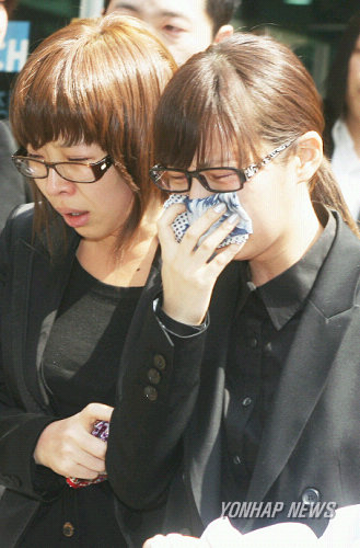오열하는 금비와 지이