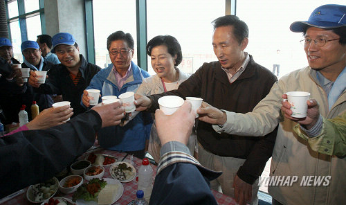 이 대통령, 평화공원에 기념식수후 건배