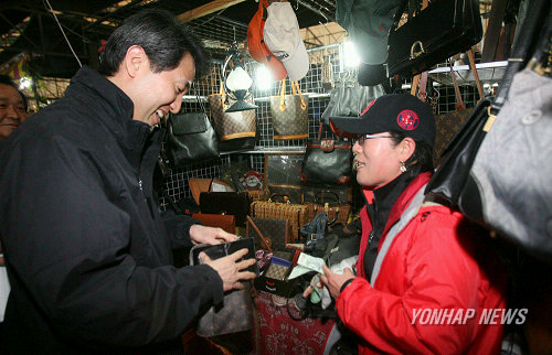 풍물시장 상인들 격려하는 서울시장