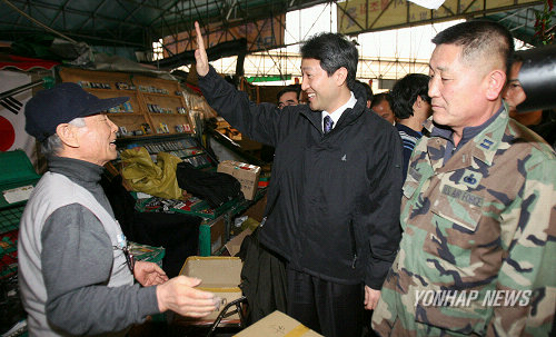 풍물시장 상인들 격려하는 서울시장