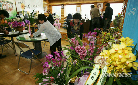 강기갑 당선자 선거사무소 축하화분 가득