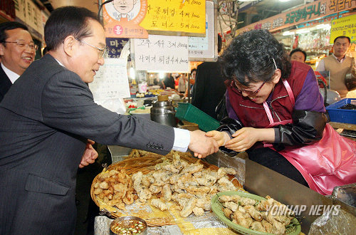 대전 중앙시장 찾은 선진당 이총재
