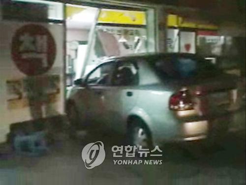 광주서 승용차 서점으로 돌진..학생 2명 부상
