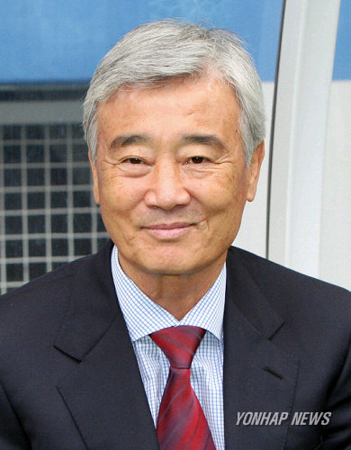 경기 시작 전 환하게 웃는 김 호 감독