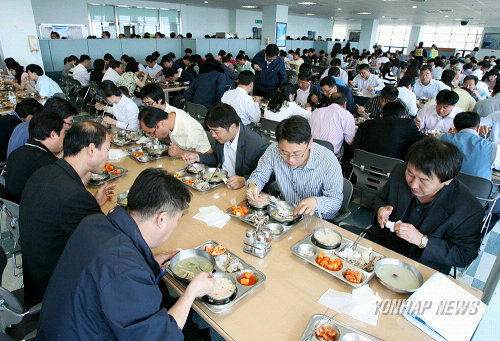 닭고기 먹는 강릉시 직원들