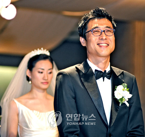장가가는 개그맨 이윤석, 싱글벙글~