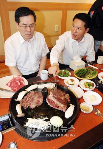 한우로 오찬하는 정운천 장관