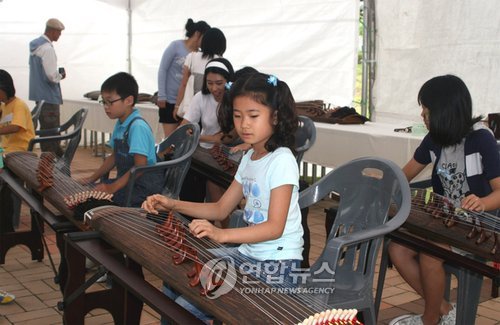 가야금 연주 배우는 어린이들