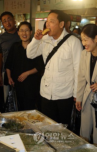 추석 앞두고 재래시장 방문한 유인촌 장관