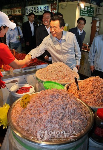 한총리, 농수산물시장 상인 격려