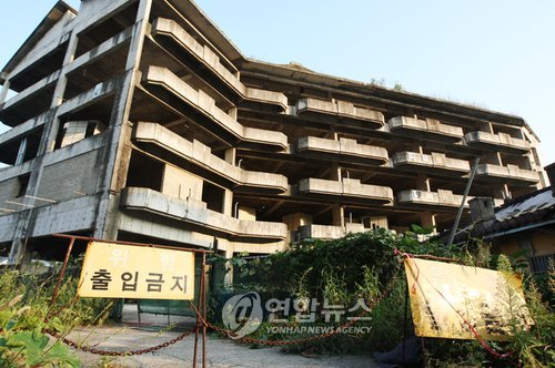 수안보에 수년간 방치된 대형건축물