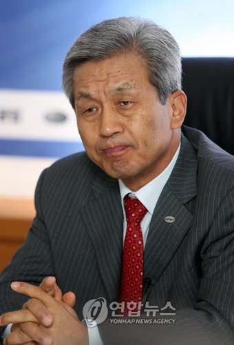 질문 경청하는 김윤규 아천세양건설 회장