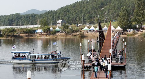 백마강 부교 사이로 통과하는 유람선