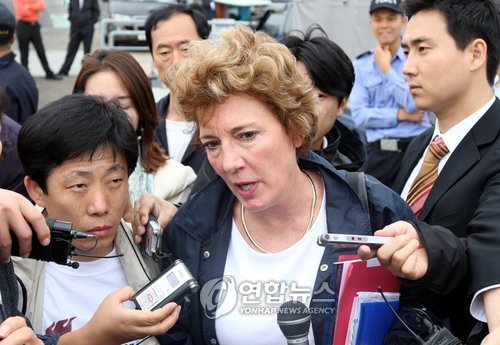 인터뷰하는 수전 솔티 회장
