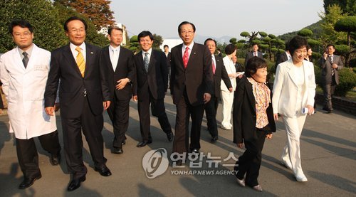 <2008 국감> 마산병원 둘러보는 복지위원들