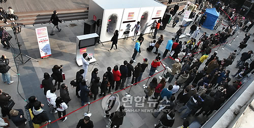 공짜 의류,길게 늘어서 시민들