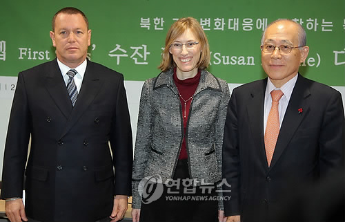 기자회견하는 수잔 리치 퍼스트 스텝(First Steps) 대표