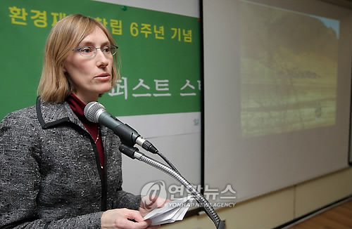 강연하는 수잔 리치 퍼스트 스텝(First Steps) 대표