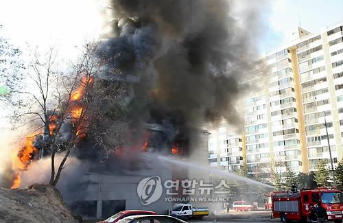 춘천 도심 견본주택서 불..유독가스 피해