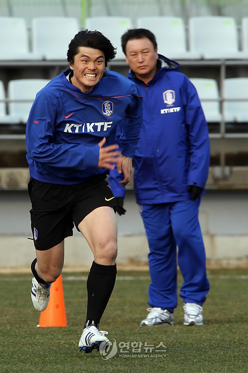 전력질주하는 축구 대표팀 김영광