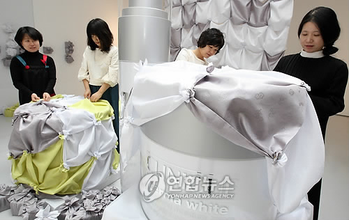 전통 보자기 입은 화장품들